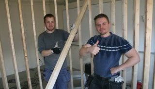 Framkvæmdir við sýningu hafnar.