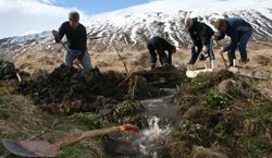 Nemendur og kennarar frá Hólaskóla láta hendur standa fram úr ermum á Húsabakka