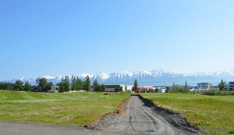 Stígur milli Dalbæjar og kirkjunnar