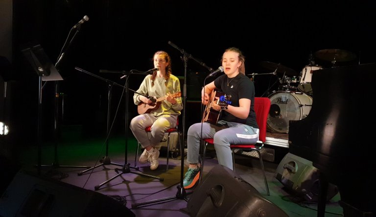 Íris og Úlfhildur áfram í Söngkeppni Samfés