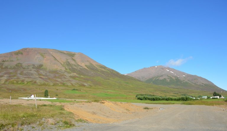 Nýr vegur upp að Upsum