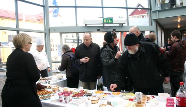 Gaf hátt í þúsund fiskisúpubolla