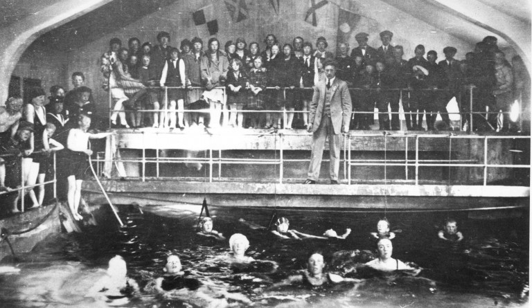 Myndin er tekin við vígslu sundskálans árið 1929. Á myndinni miðri stendur Kristinn Jónsson (Kiddi s…